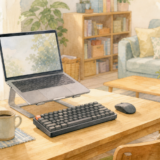 リビングの一角に在宅ワーク用キーボードを置いた水彩アイキャッチ