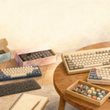複数のキーボードやキーキャップ、箱が部屋に並び、キーボード沼の楽しさを表した水彩アイキャッチ