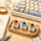 赤軸、青軸、茶軸の違いを比較する机上のキーボードイラスト